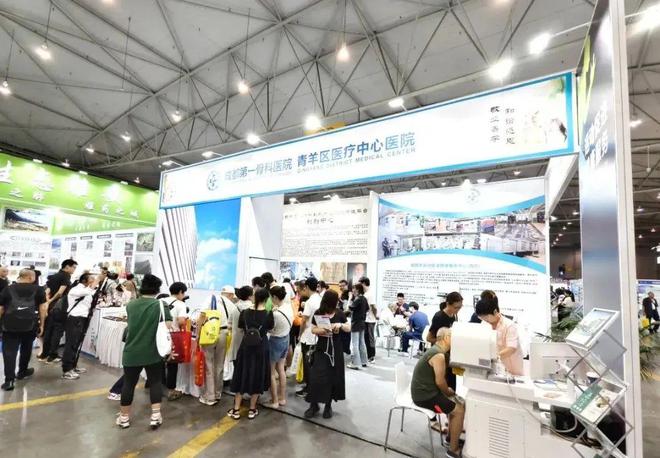 強(qiáng)勢被圍觀!成都一骨拿手絕活&ldquo;睛&rdquo;艷四川健博會(huì)!
